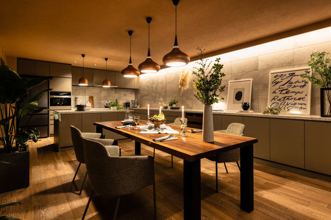 環八蒲田デシオ展示場_キッチン、カウンター収納とデザインをそろえた大理石柄の壁面タイルが印象的