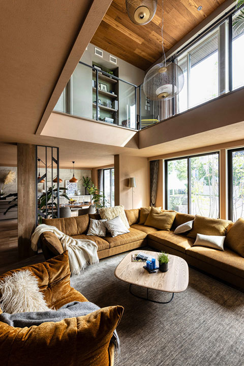 環八蒲田デシオ展示場_吹抜けを中心とした開放感あふれるリビングにはL型の大きなソファを