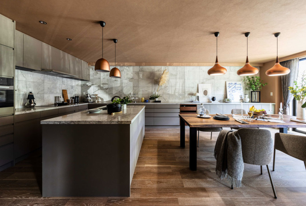 環八蒲田デシオ展示場_高級感あふれるフルオーダーキッチン。陽光が降りそそぐ明るいダイニング