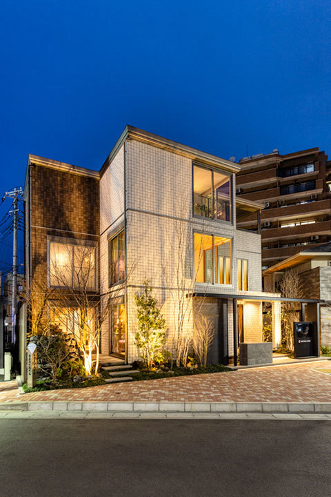 新所沢デシオ展示場_ライトアップにより一層美しい表情を見せる都市型の邸宅