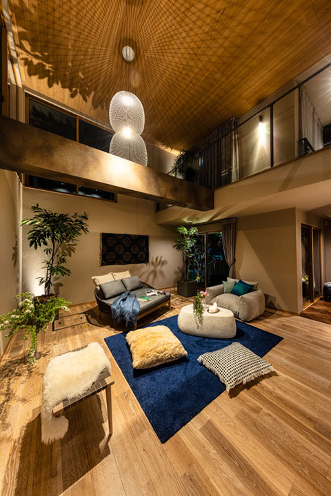 新所沢デシオ展示場_上質で多様なアイテムが演出するリビングはまるで絵画のよう