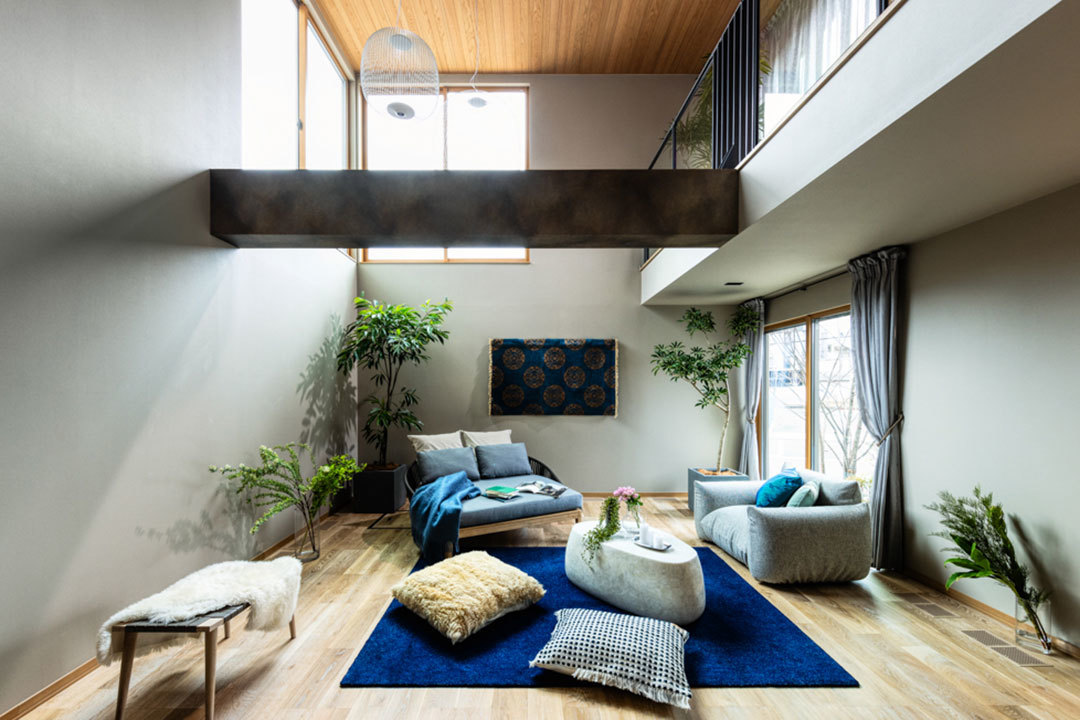 新所沢デシオ展示場_ダイナミックな吹抜け。変化する自然光。1日を通して表情を楽しめるリビング