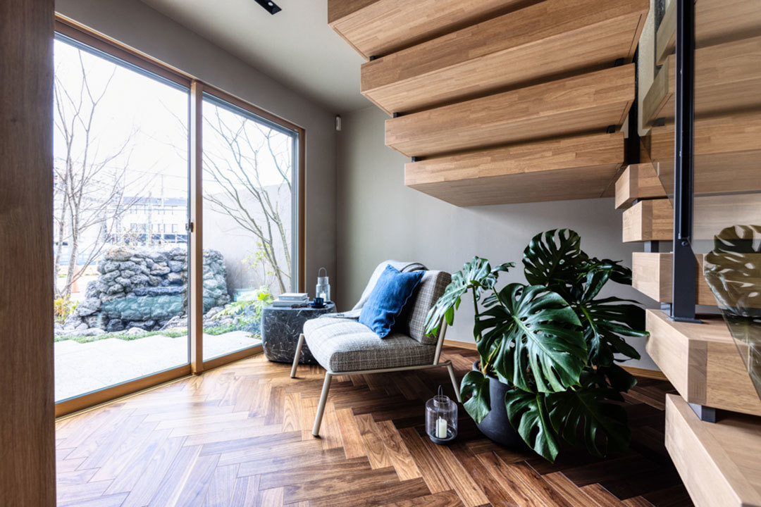 新所沢デシオ展示場_階段下のグリーンヌックでやすらぎのひと時を