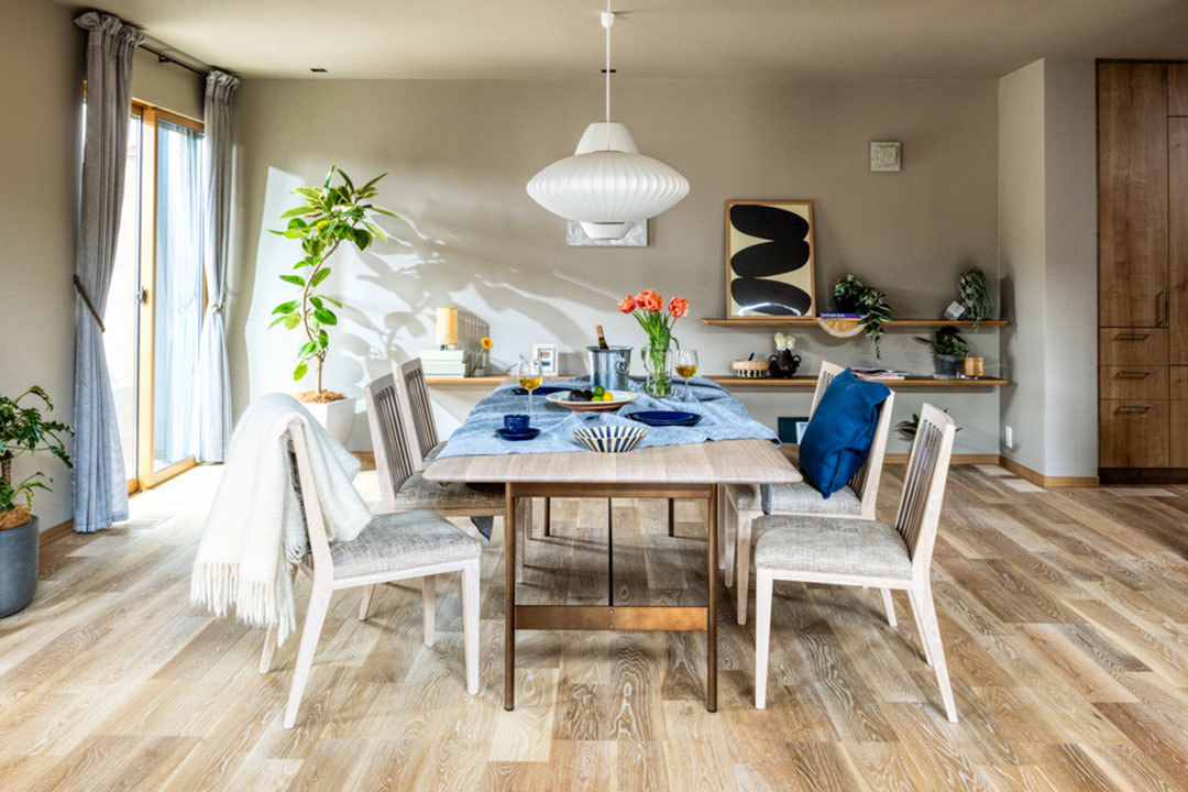 新所沢デシオ展示場_ダイニングには趣味や思い出の品を飾れるニッチを設け生活を楽しめるコーナーに